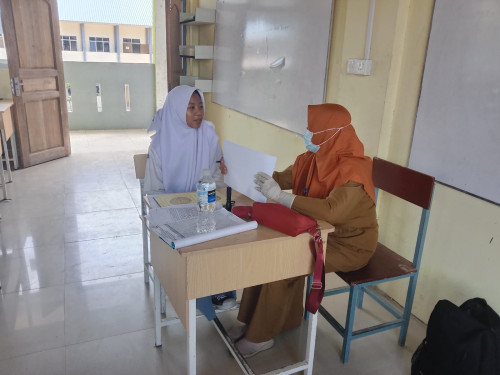 Pemeriksaan Kesehatan Rutin peserta didik SMAN 24 Batam oleh Puskesmas Tanjung Riau